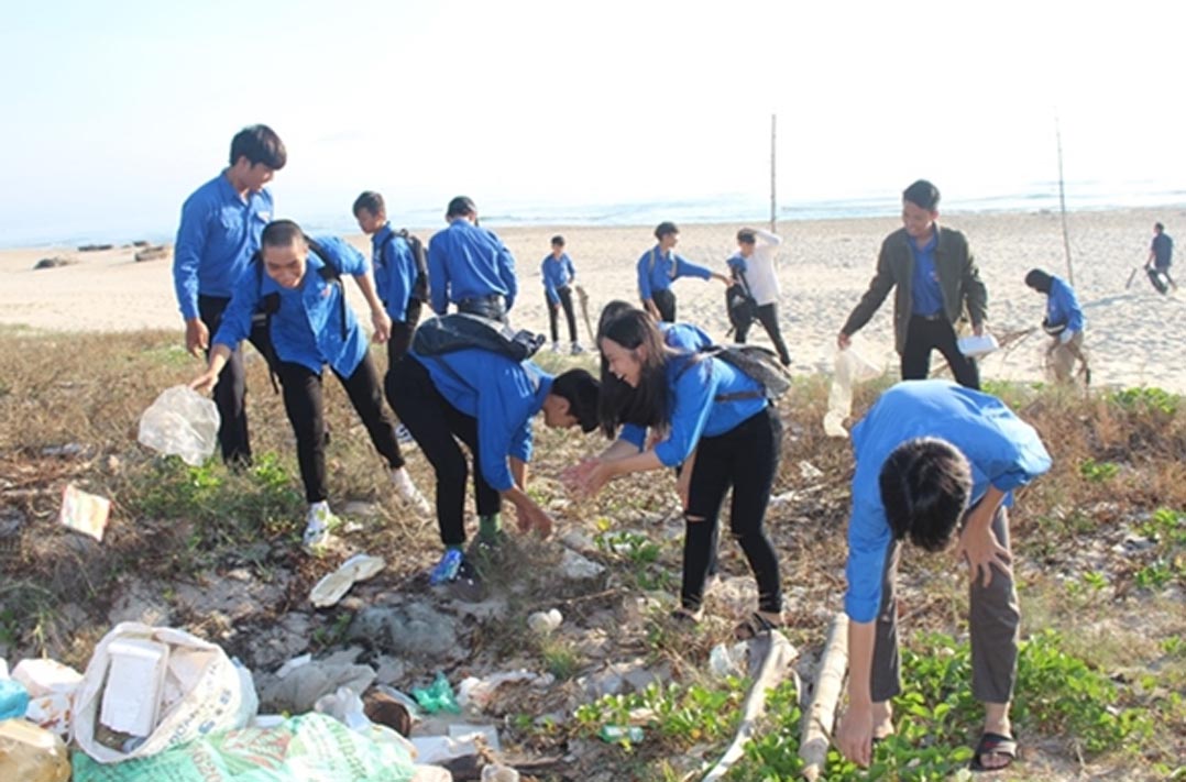 Gần 2.000 người tham gia dọn vệ sinh bãi biển Đà Nẵng